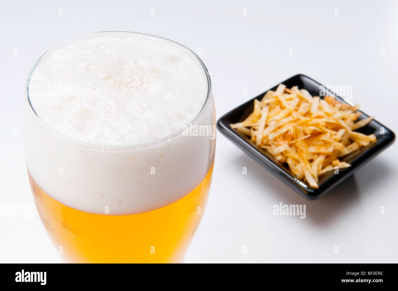 Nahaufnahme von Bier und chips Stockfoto