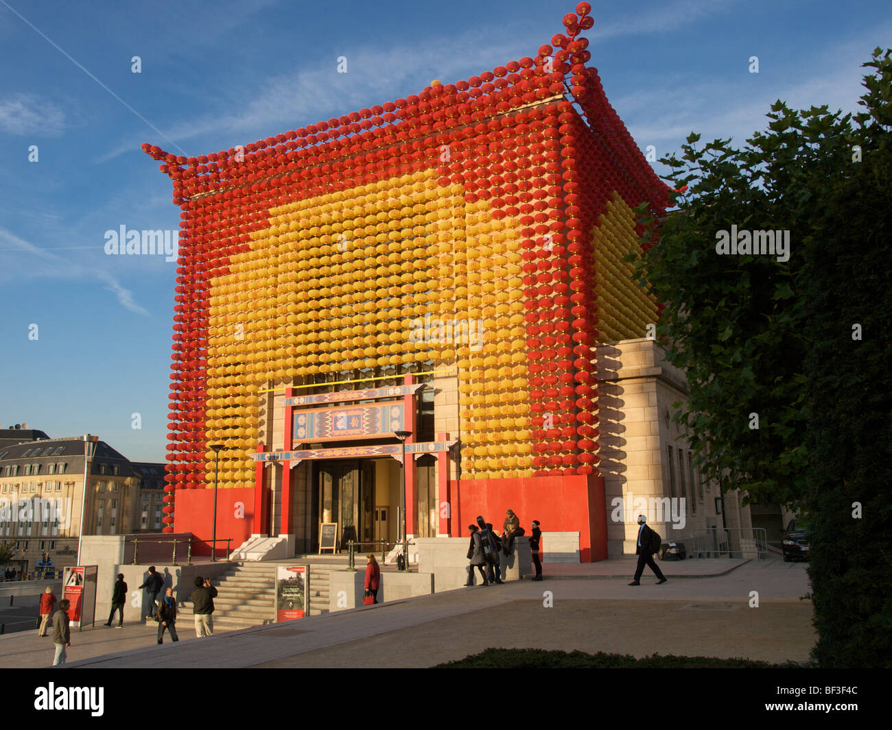 Europalia China Pavillion Museumsbau verwandelt, mit Hunderten von chinesischen Laternen, Mont des Arts, Brüssel, Belgien Stockfoto