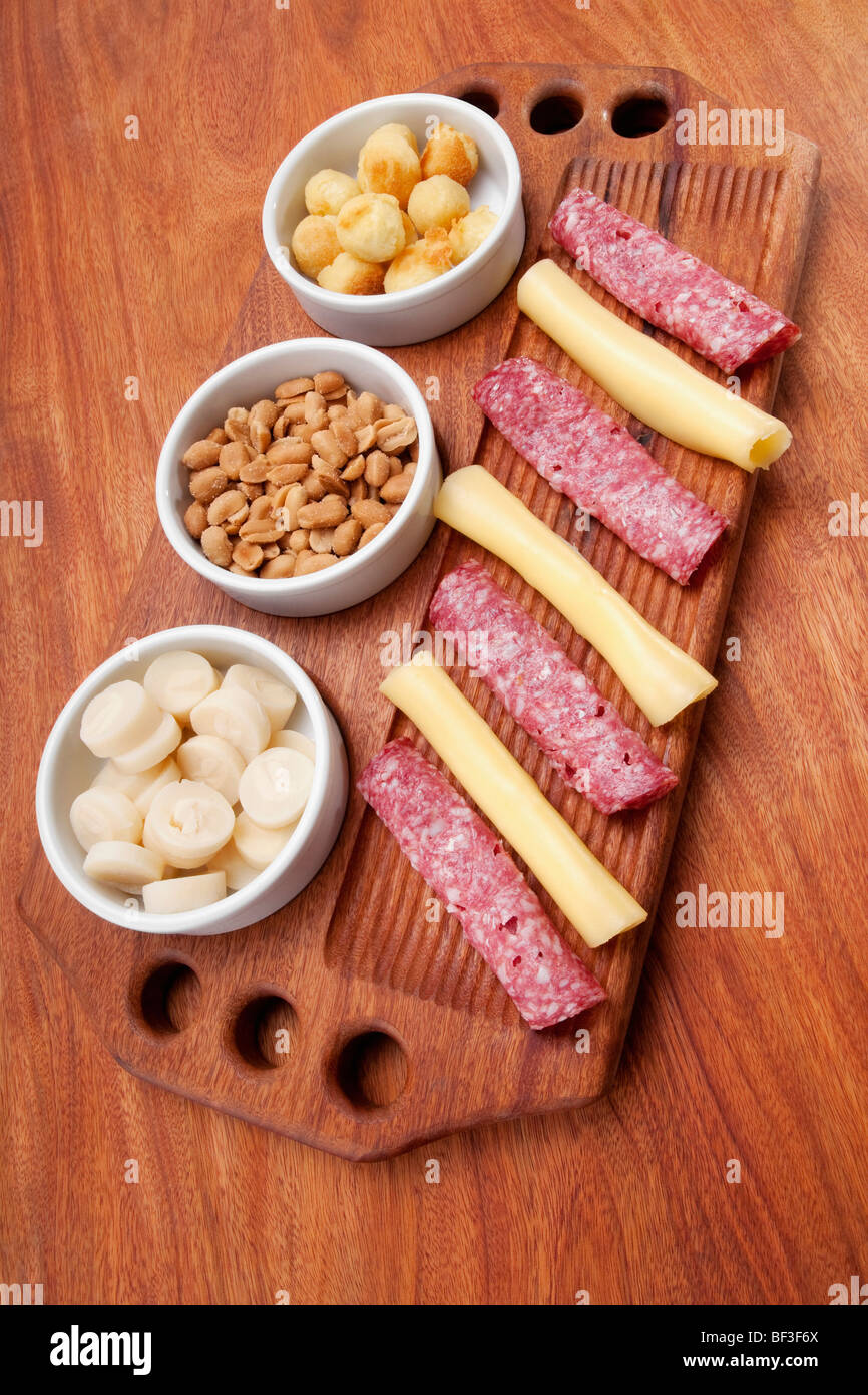 Erhöhte Ansicht von Schinken und Käse Brötchen serviert mit Nüssen und Früchten Stockfoto