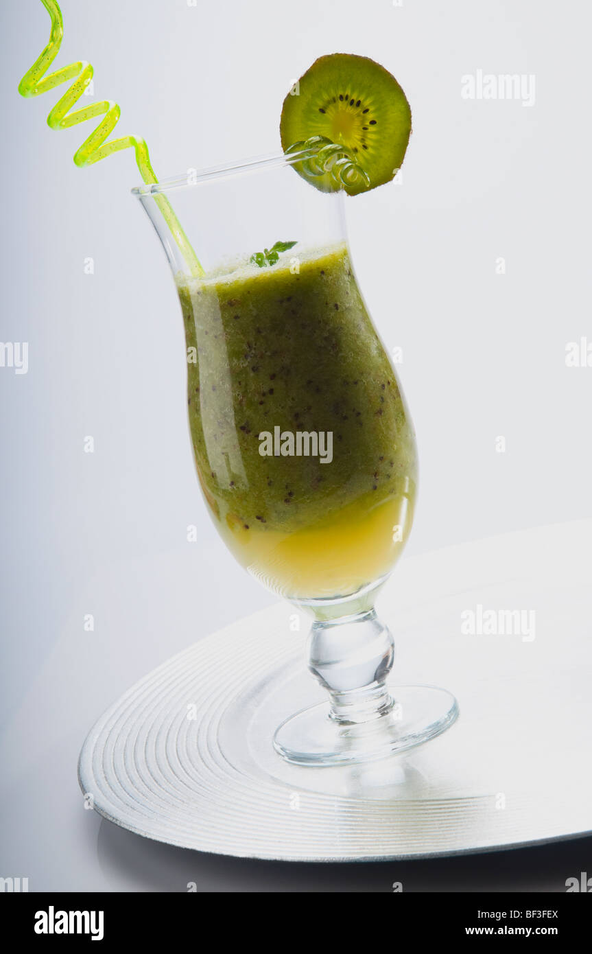 Nahaufnahme eines Glases Kiwi cocktail Stockfoto