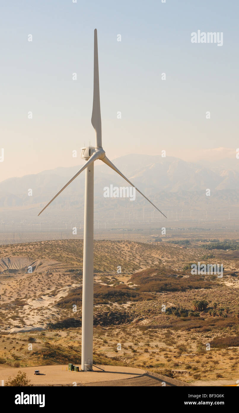 einzelne Windturbine in der Wüste in Palm Springs, Kalifornien, USA Stockfoto