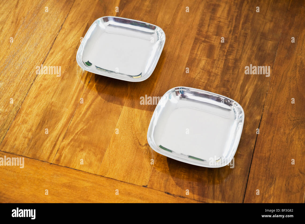 Zwei Platten auf einem Tisch Stockfoto