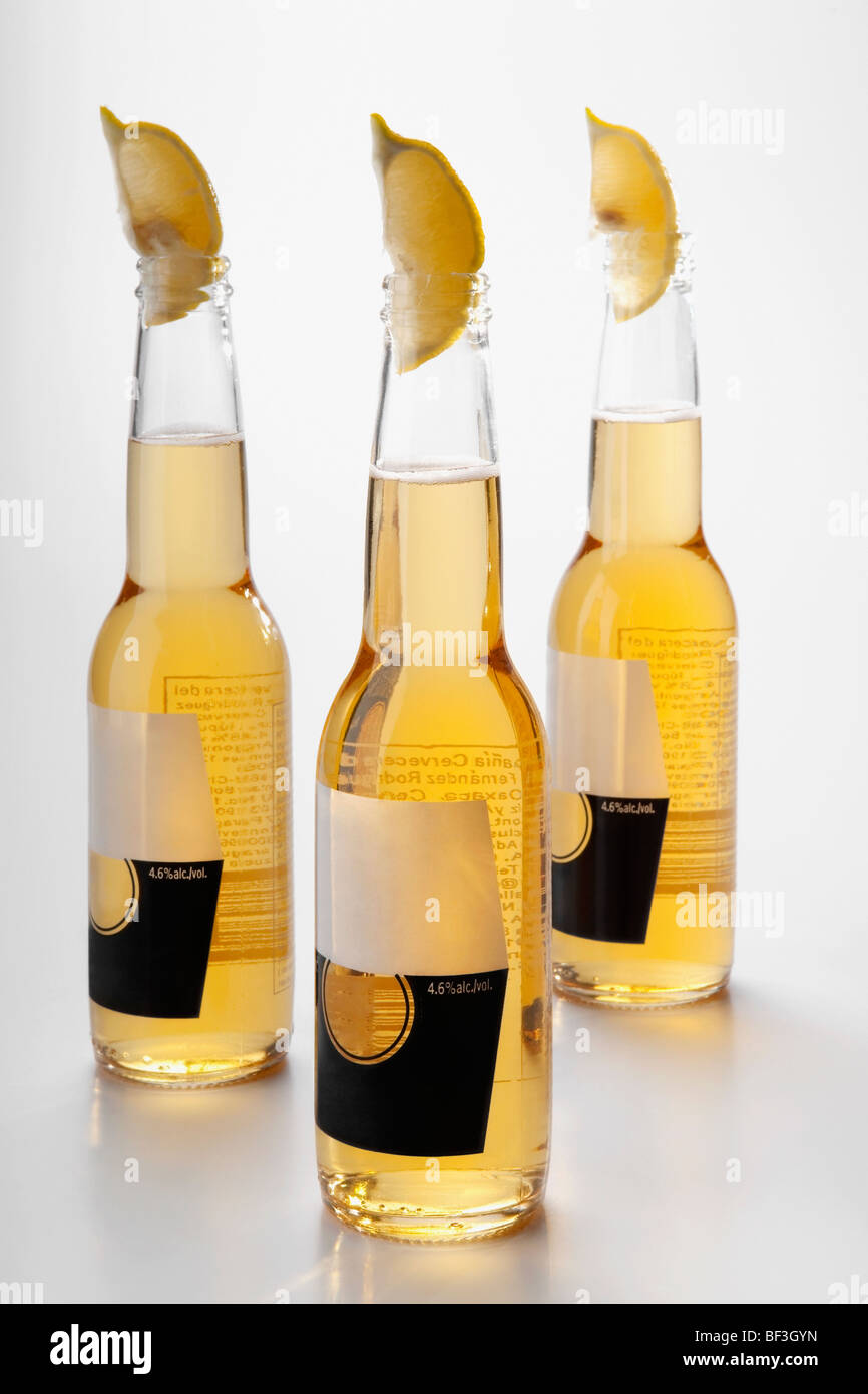 Nahaufnahme einer Zitrone wedges im Bierflaschen Stockfoto