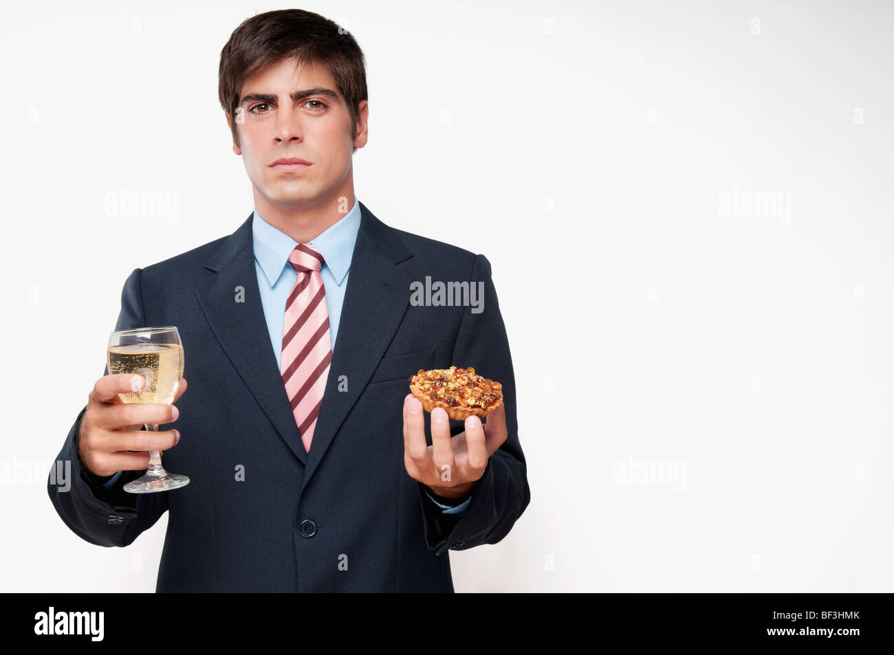 Porträt eines Unternehmers mit einem Glas Wein und eine Torte Stockfoto