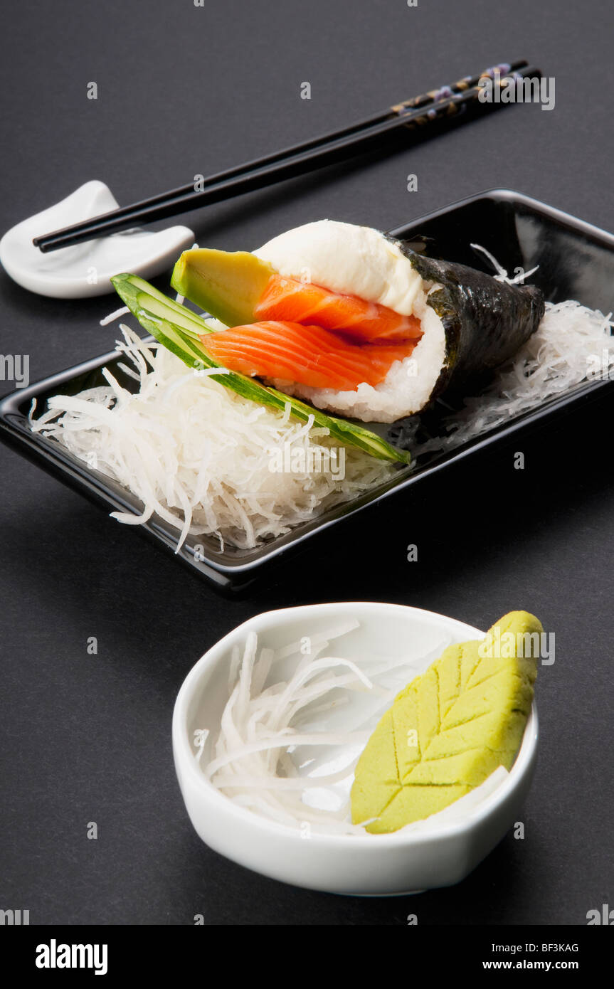 Nahaufnahme der Temaki Sushi mit Wasabi paste Stockfoto