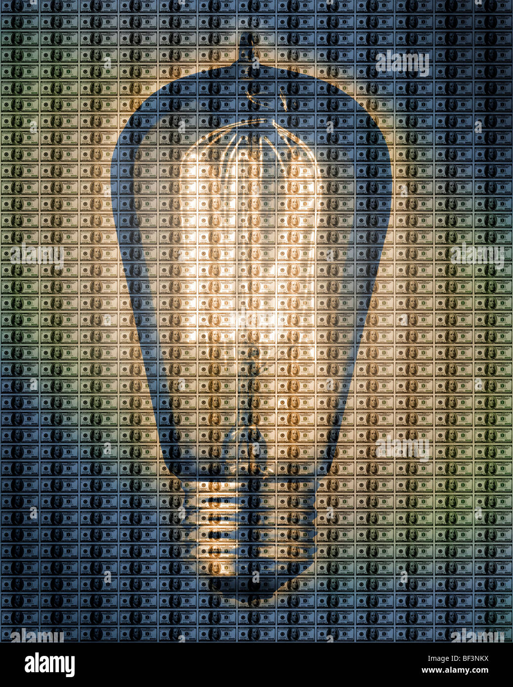 Eine alte Edison Glühbirne über gelegt mit einem Blatt von US $100-Dollar-Scheine. Stockfoto