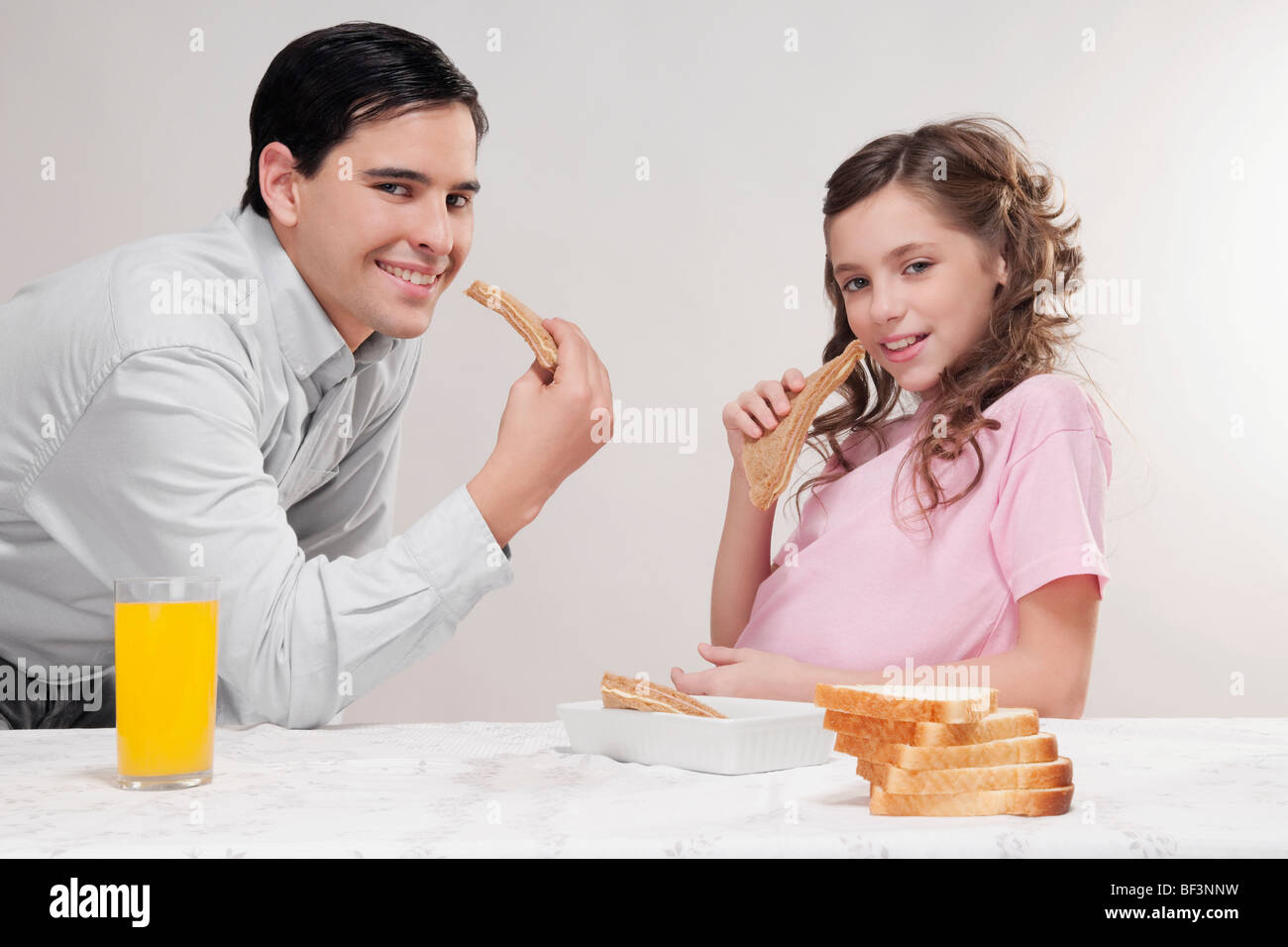 Mann mit seiner Tochter auf einem Frühstückstisch Stockfoto