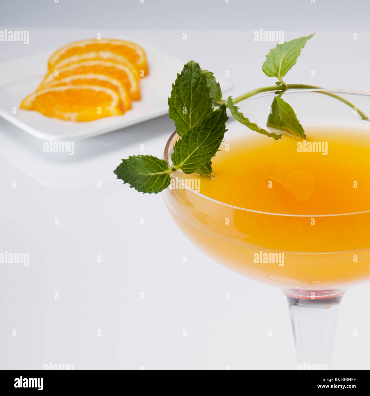 Nahaufnahme eines Glases Orangensaft mit Orangenscheiben Stockfoto