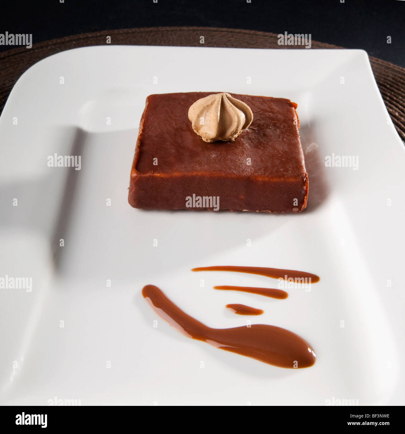Nahaufnahme der Baiser auf Schokoladenkuchen Stockfoto