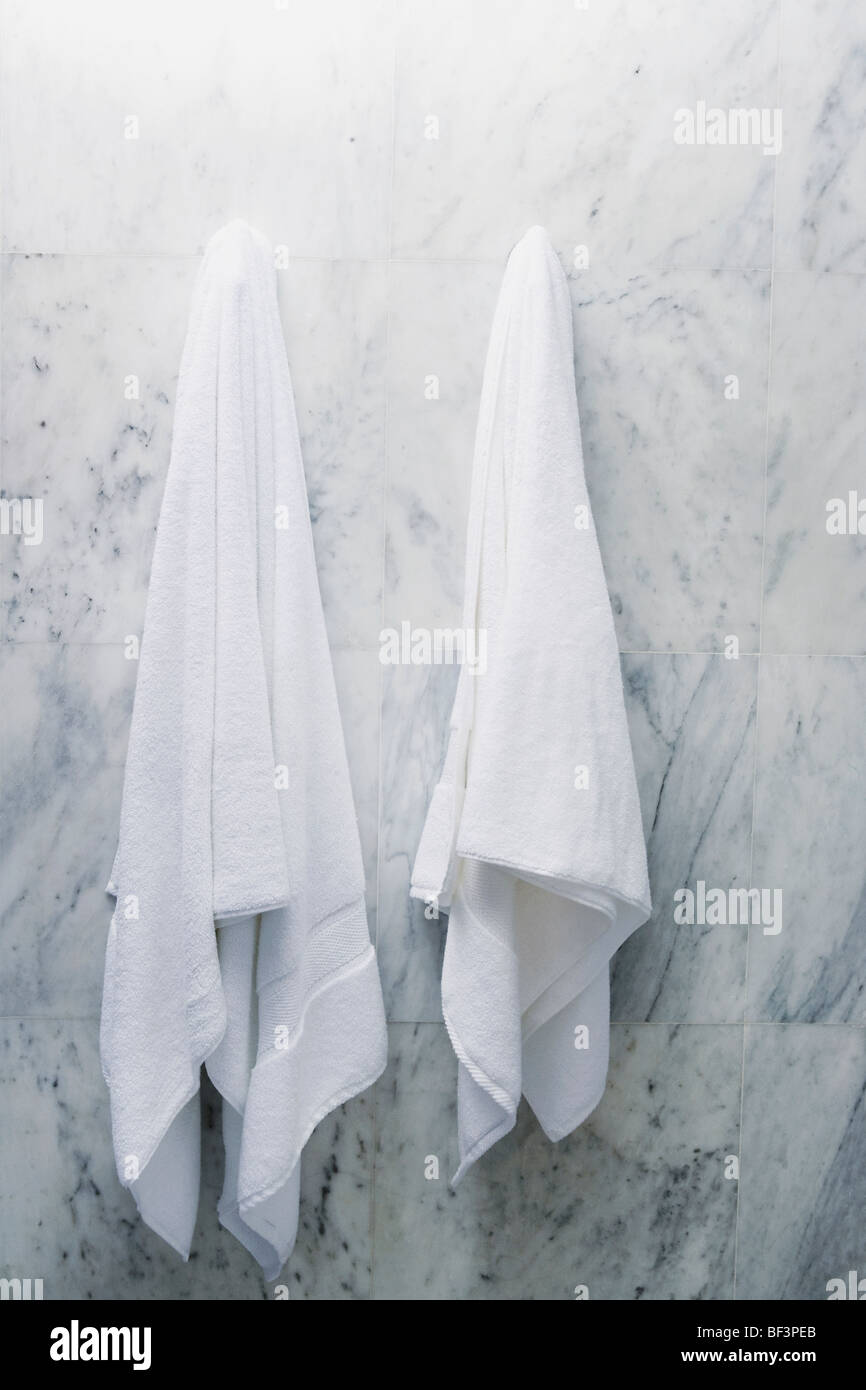 Handtücher im Bad hängen Stockfoto