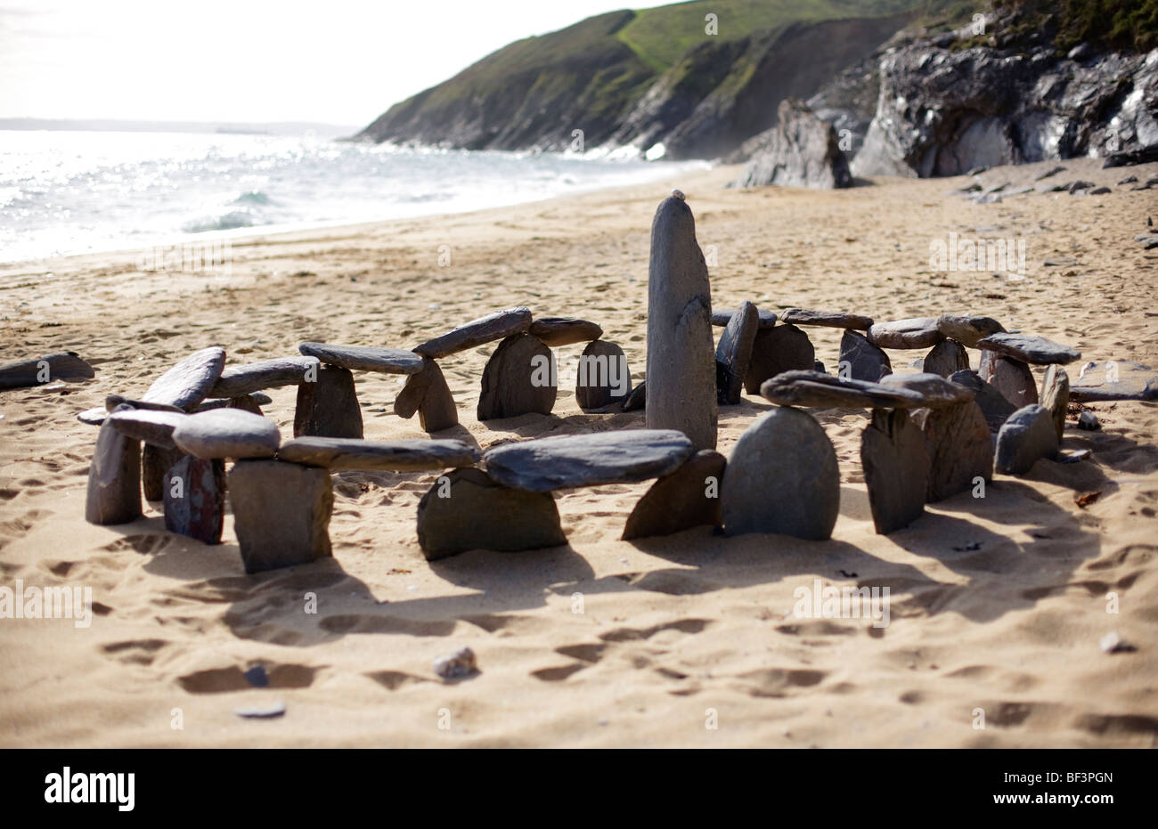 Ein Ring der Steine auf Porthbeor Strand in Cornwall. Stockfoto