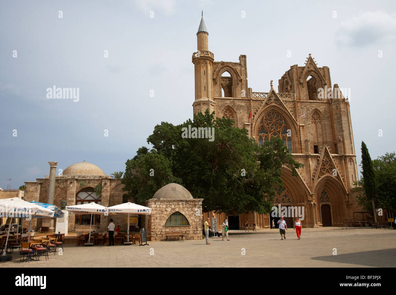 Außenseite des Lala Mustafa Pasha Moschee früher St Nicolas dann saint Sophia Cathedral in der alten Stadt Famagusta Stockfoto