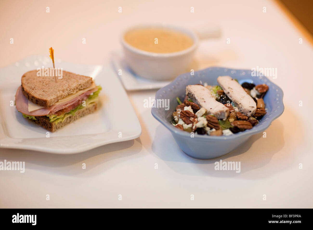Vogelperspektive Blick auf Salat mit Sandwich und Suppe Stockfoto