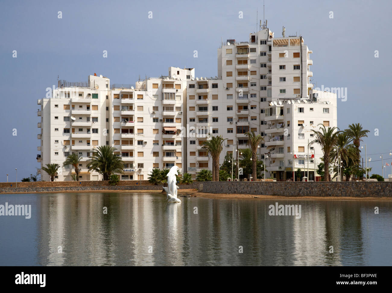 Laguna Beach moderne Apartments und Delphinen Statue in Famagusta türkische Republik von Nordzypern trnc Stockfoto