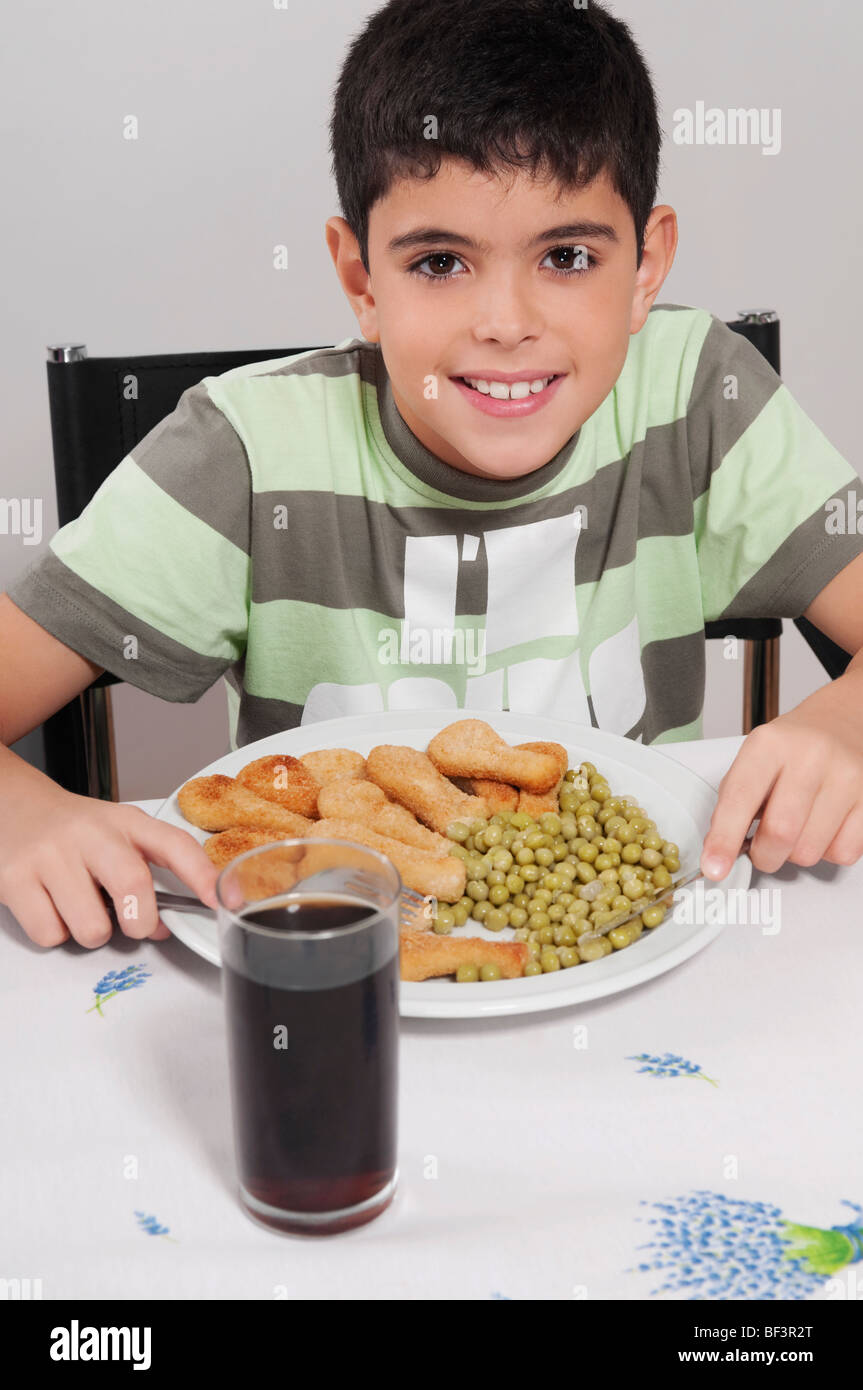 Bildnis eines Knaben mit Mittagessen Stockfoto