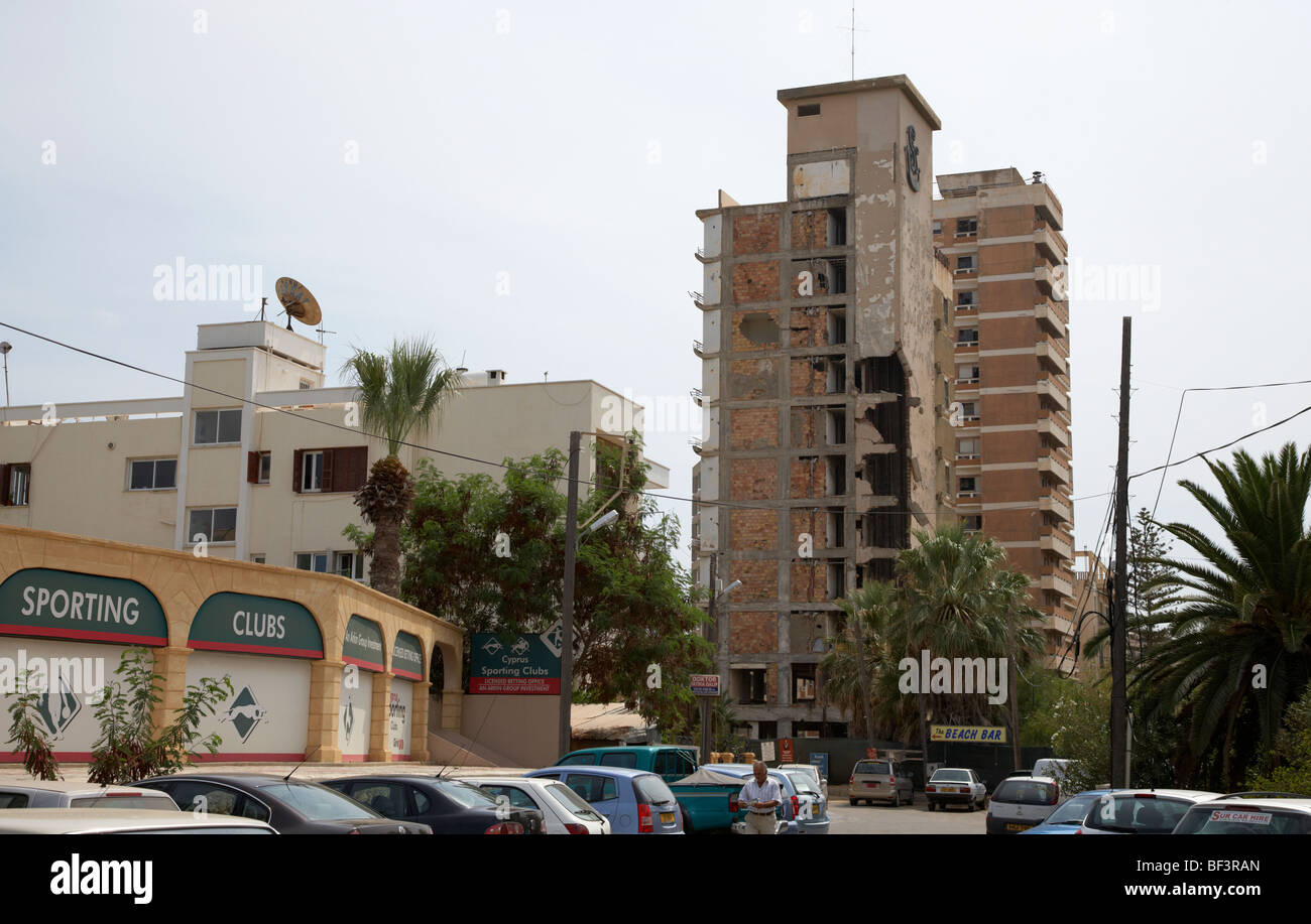 Umgebung von Varosha verboten Zone mit Salaminia Turm Hotel verlassen im Jahr 1974 wegen der türkischen Invasion Famagusta Stockfoto