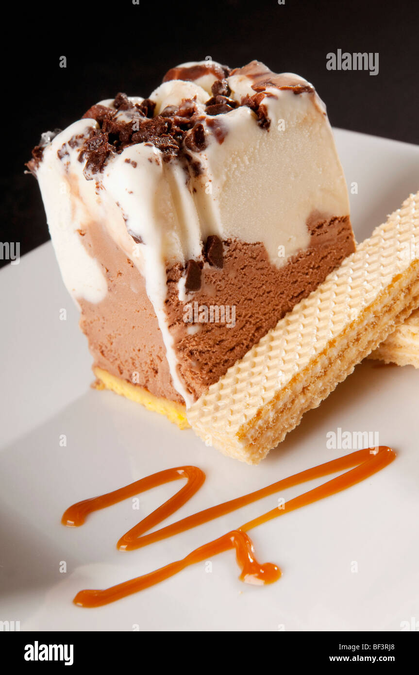 Close-up Mousse au Chocolat Torte mit Wafern Stockfoto