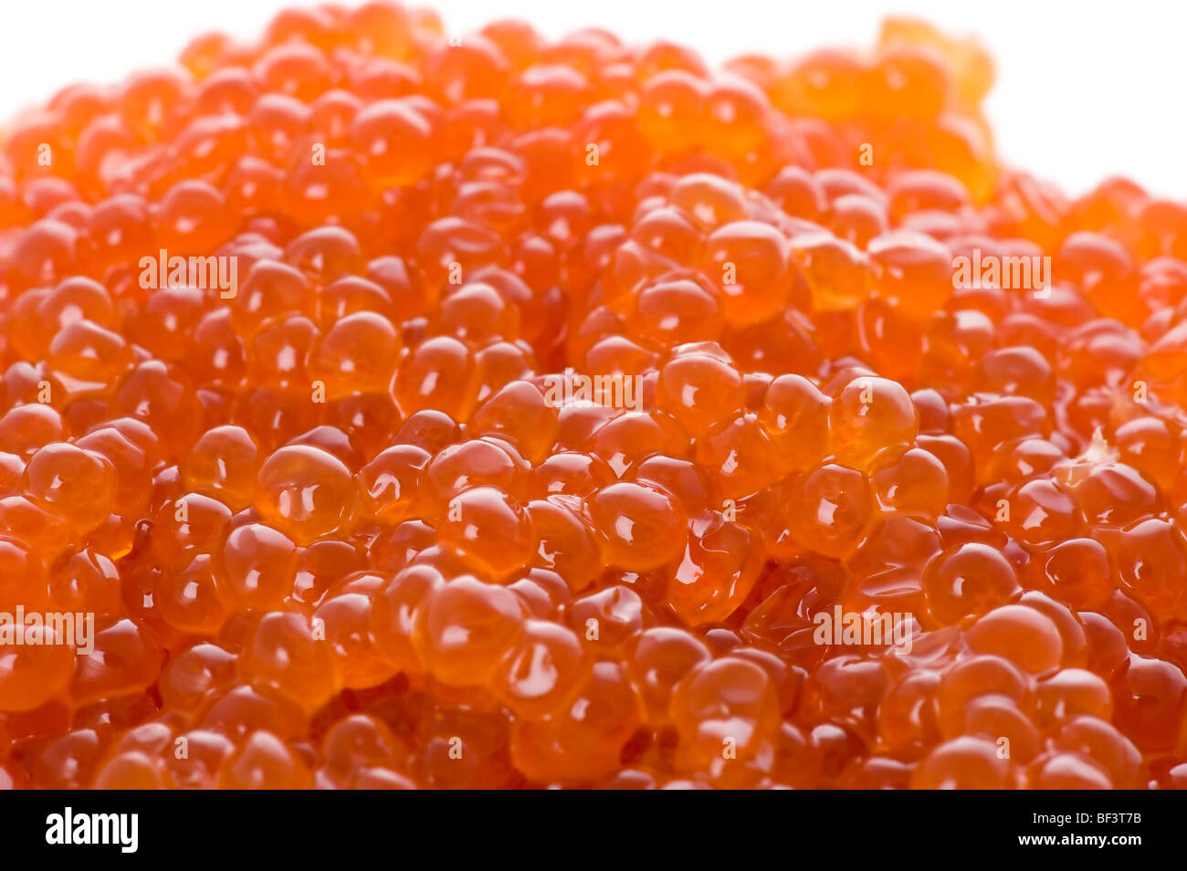 Objekt auf weiß - rotem Kaviar hautnah Stockfoto