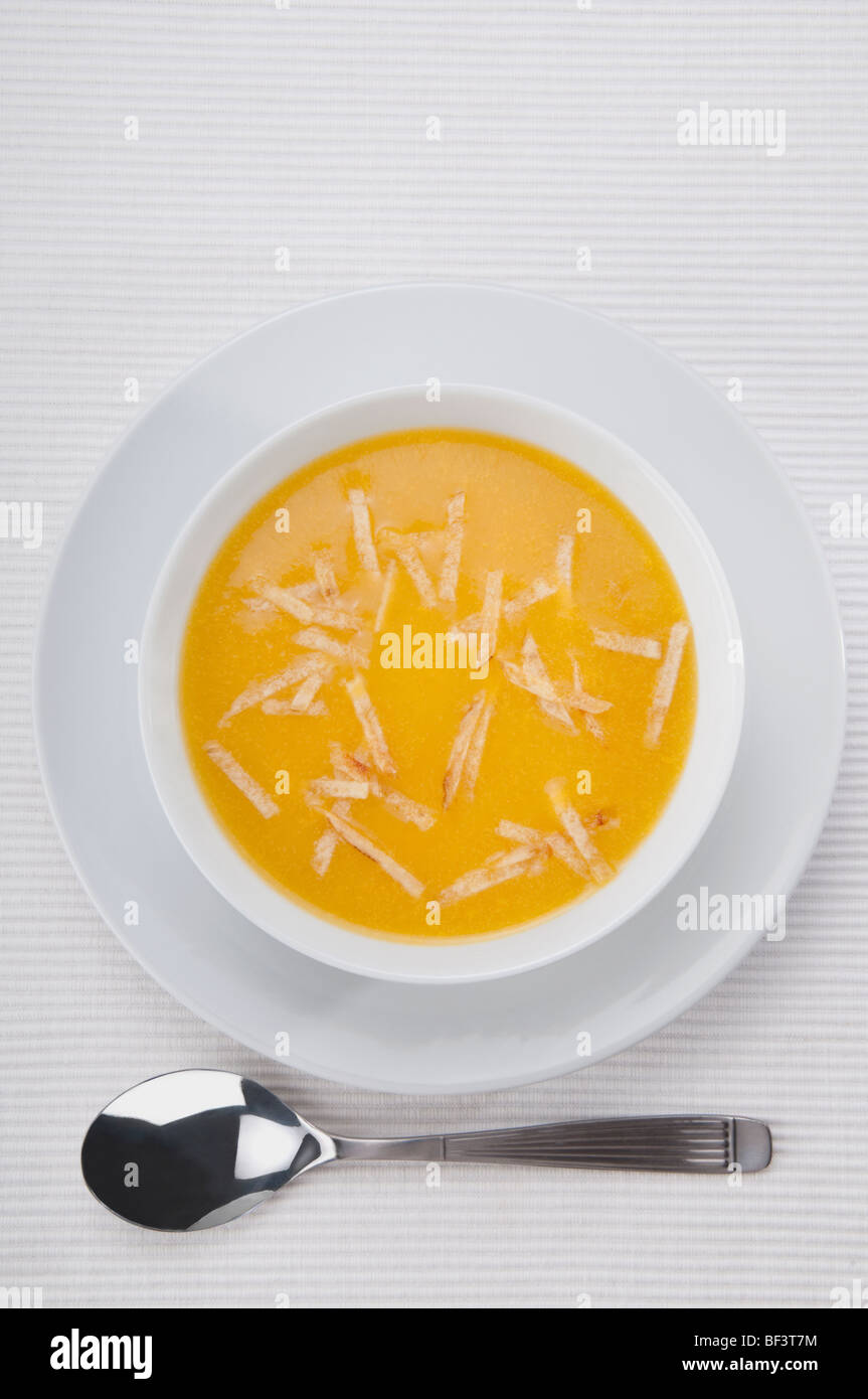 Erhöhte Ansicht einer Schüssel Kürbissuppe Stockfoto