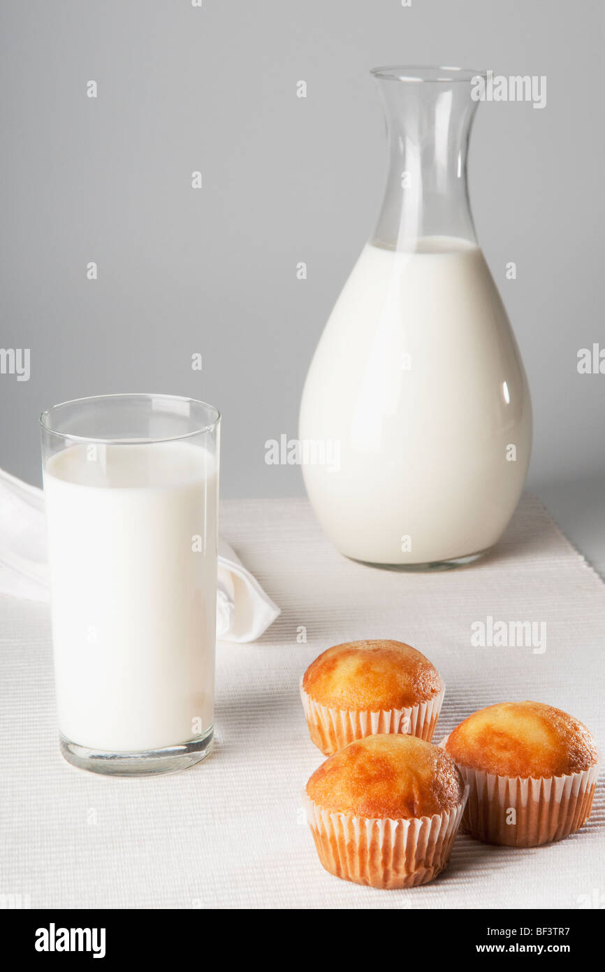Nahaufnahme von einem Glas Milch mit cupcakes Stockfoto