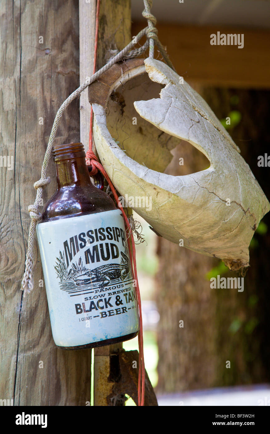 Freundschaft-Florida - Juli 2008 - getrocknet, Schildkrötenpanzer und antiken Mississippi Mud Bier Krug hängen Post Hightower Ranch Stockfoto