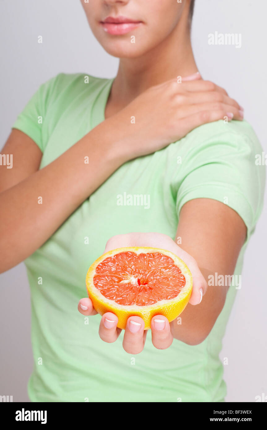 Nahaufnahme einer Frau mit einer grapefruit Stockfoto