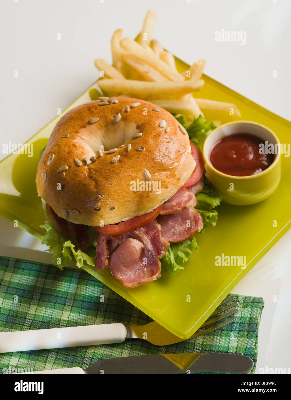 Vogelperspektive Blick auf einen Speck-bagel Stockfoto