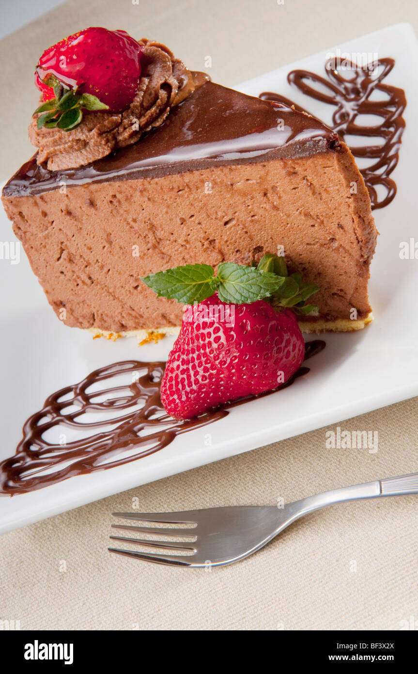 Mousse au Chocolat Torte mit Erdbeeren serviert Stockfoto