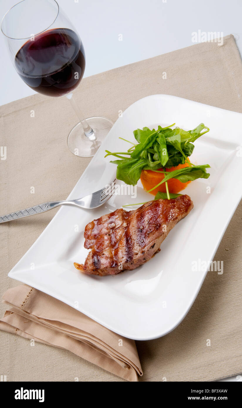 Vogelperspektive Blick auf Spinatsalat mit steak Stockfoto