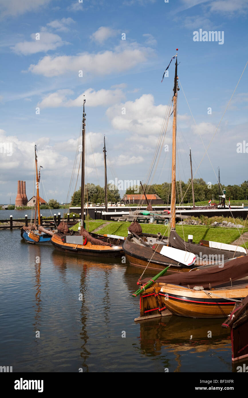 Traditionelle hölzerne Fischerboote im Hafen von Zuiderzeemuseum Enkhuizen Niederlande Stockfoto