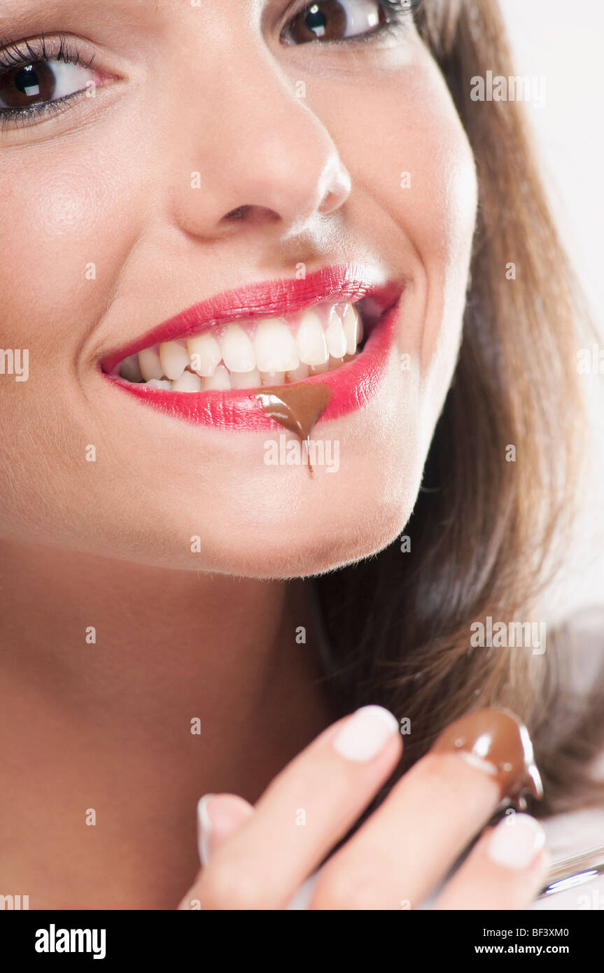 Schokolade Tropfen auf eine Frau Lippe Stockfoto