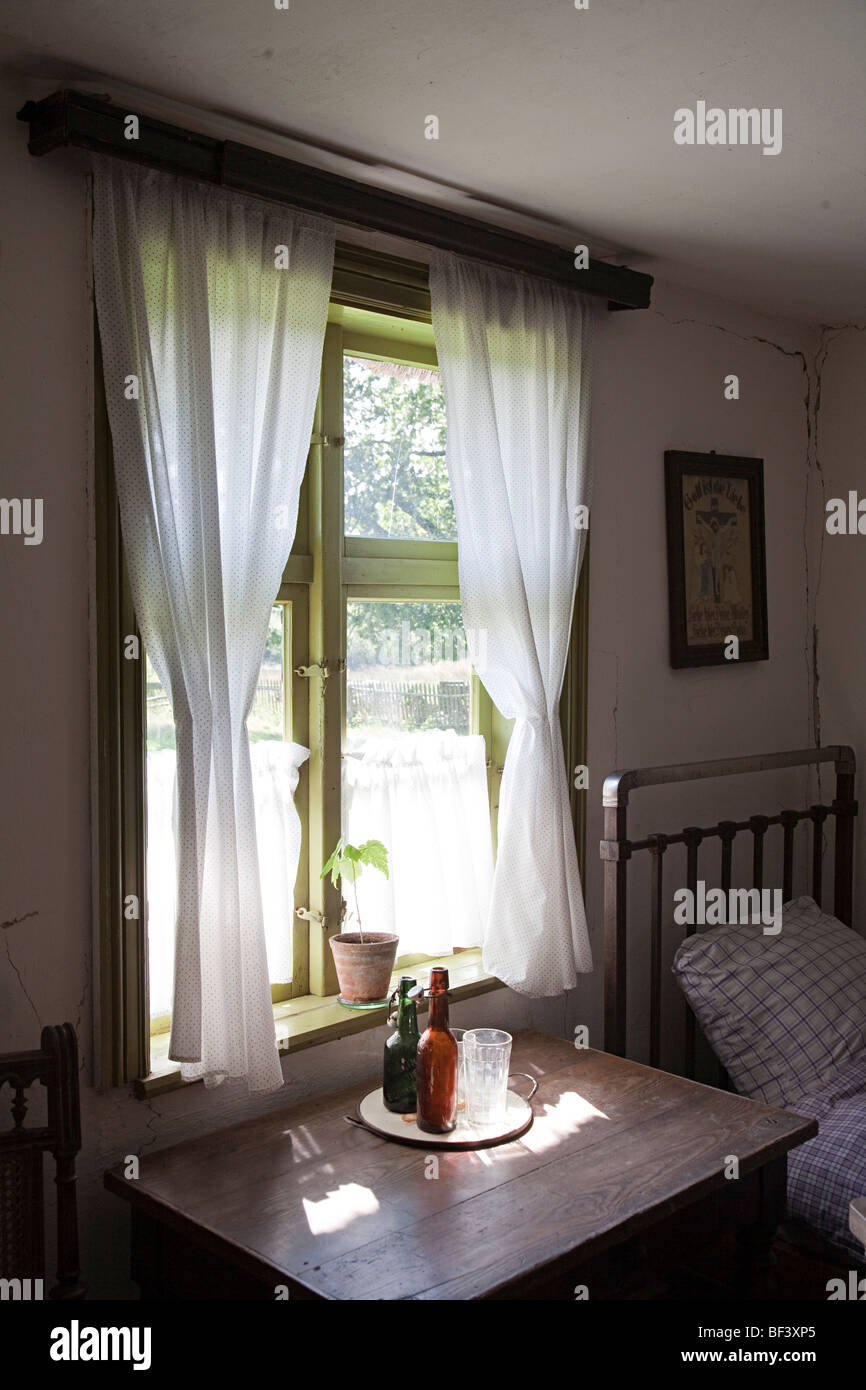 Gardinen in Bauernhaus Stolper durchscheinende Licht Freilichtmuseum folk  Polen Stockfotografie - Alamy