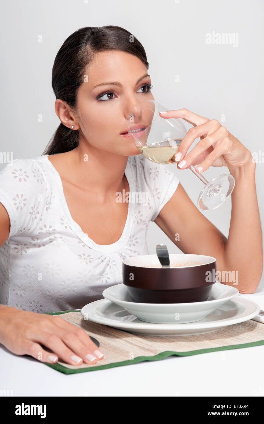 Frau trinkt Weißwein und Tagträumen Stockfoto