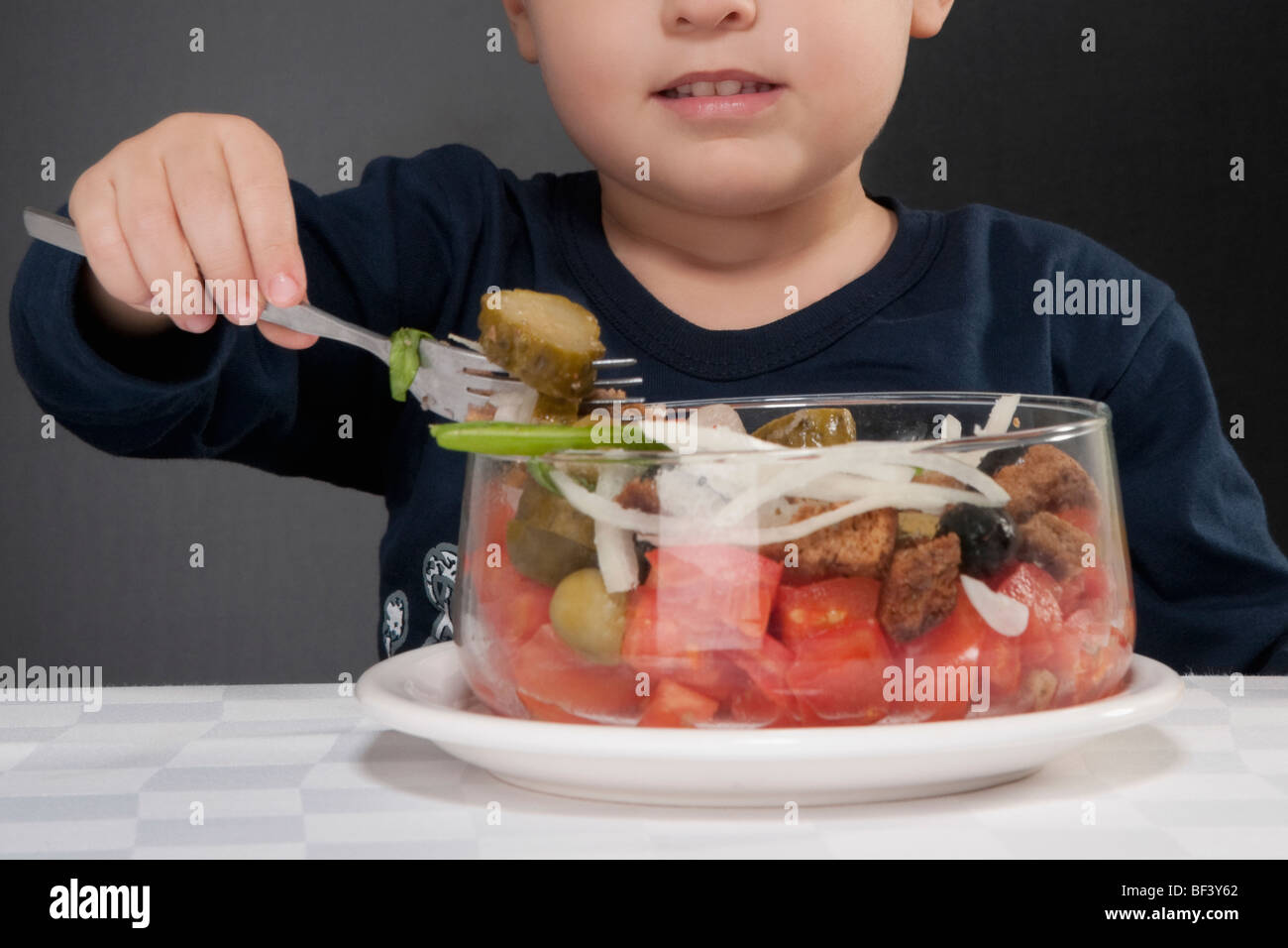 Junge Fruchtsalat Essen Stockfoto