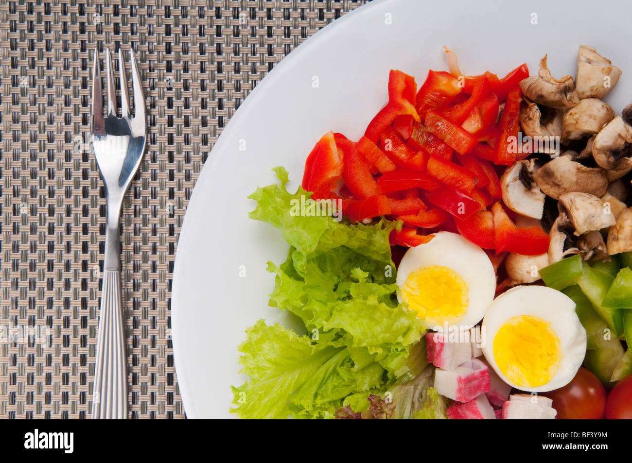 Erhöhte Ansicht von gekochten Eiern mit Salat Stockfoto