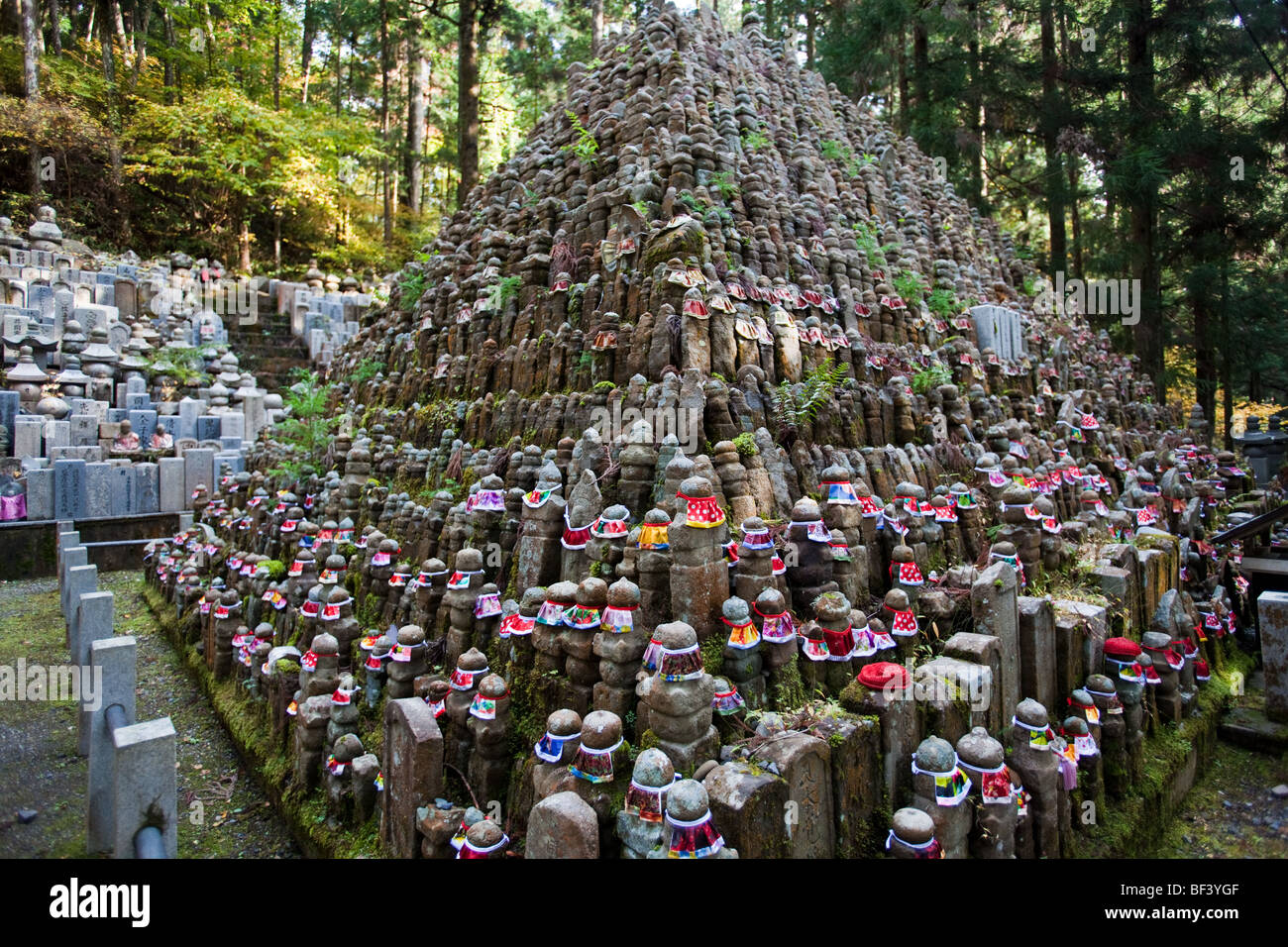 Okunoin Friedhof in Koyasan, Japan Stockfoto