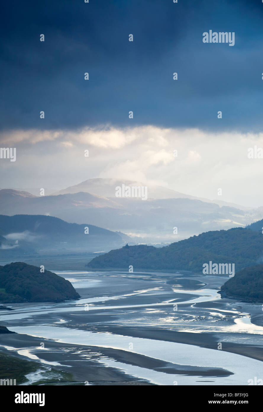 Götterdämmerung über die Mawddach Mündung in der Nähe von Snowdonia National Park Wales, Stockfoto