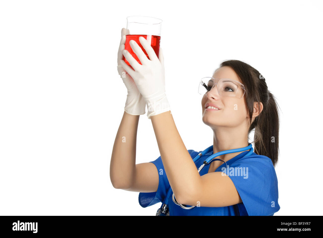 Schöne Frau kaukasischen arbeitet als ein Labor Techniker Studing einen Becher mit roter Flüssigkeit Stockfoto