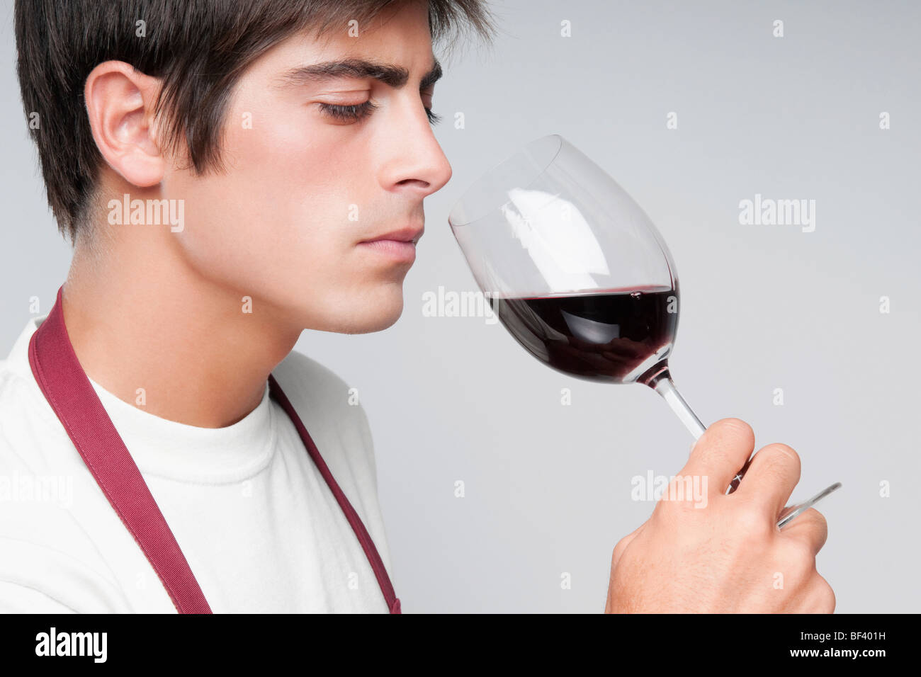 Nahaufnahme eines Mannes riechen ein Glas Rotwein Stockfoto