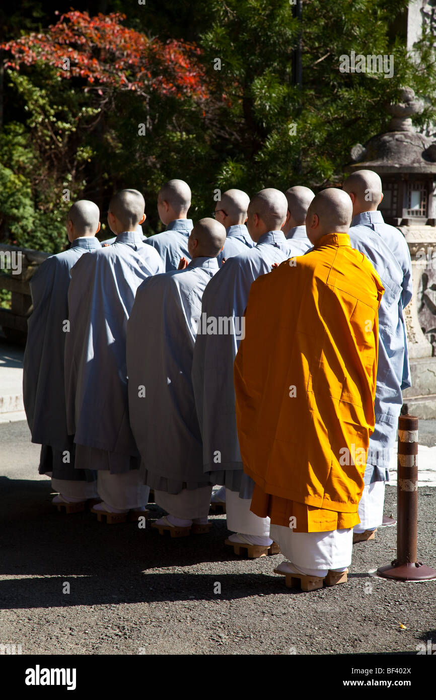 Japanischer buddhistischer Pilger Mönche in Koyasan Stockfoto