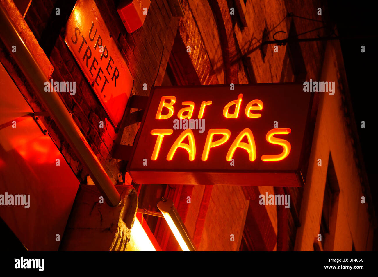 Tapas Restaurant Sangria in Upper Street Sign. Islington. London. UK 2009. Stockfoto