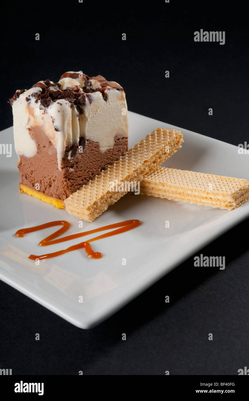 Close-up Mousse au Chocolat Torte mit Wafern Stockfoto