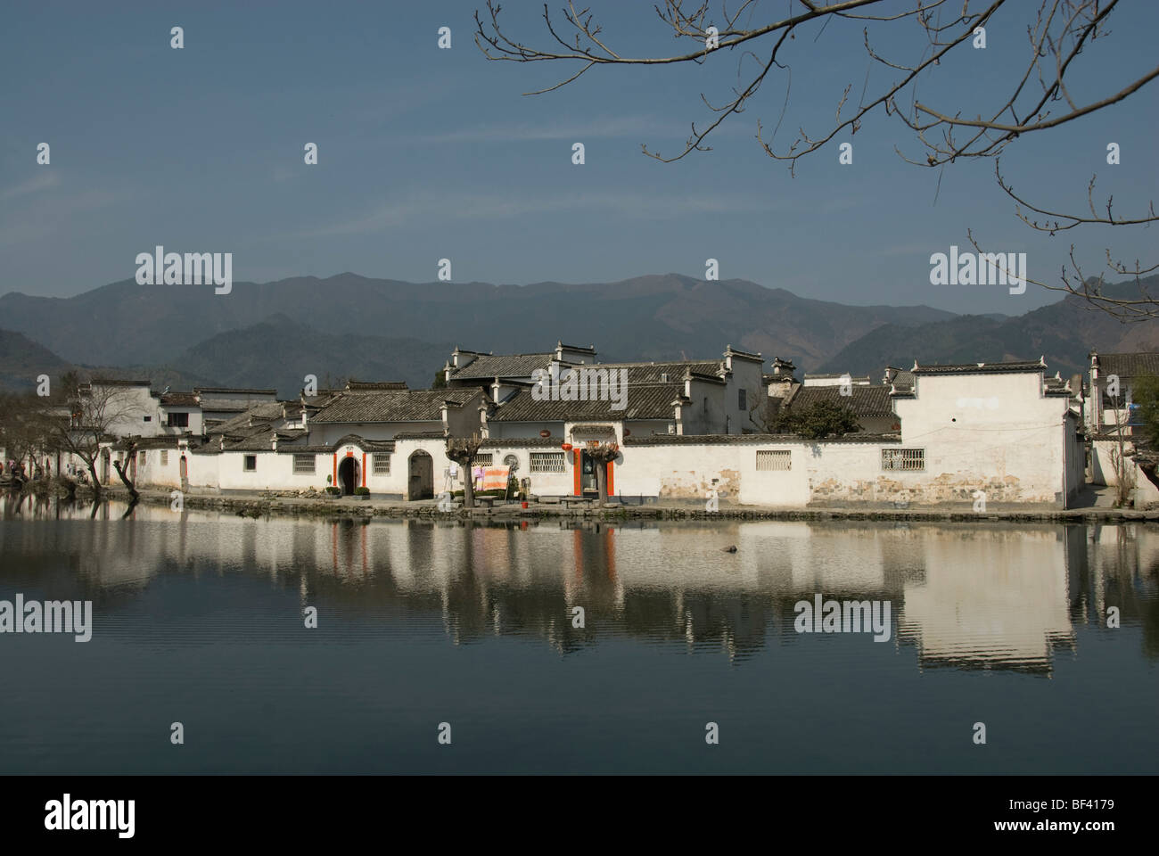 Traditionelle Gebäude spiegeln sich im See des Hui-Stil Dorf Hongcun, zwischen den Ming und Qing Dynastien, Anhui Provinz, China gebaut Stockfoto