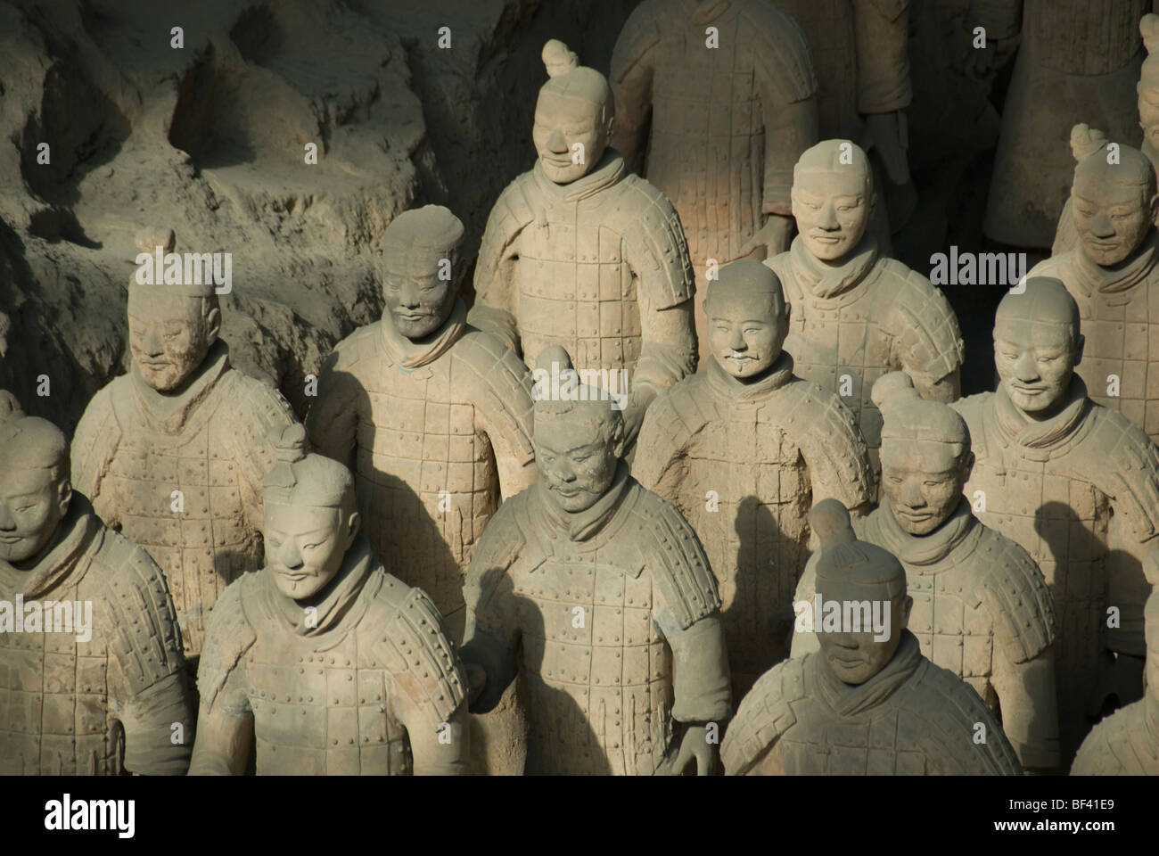 Die Krieger aus der Terrakotta-Armee von Kaiser Qin Shihuangdi, 221 v. Chr. Xi’an, Provinz Shaanxi, Volksrepublik China Stockfoto