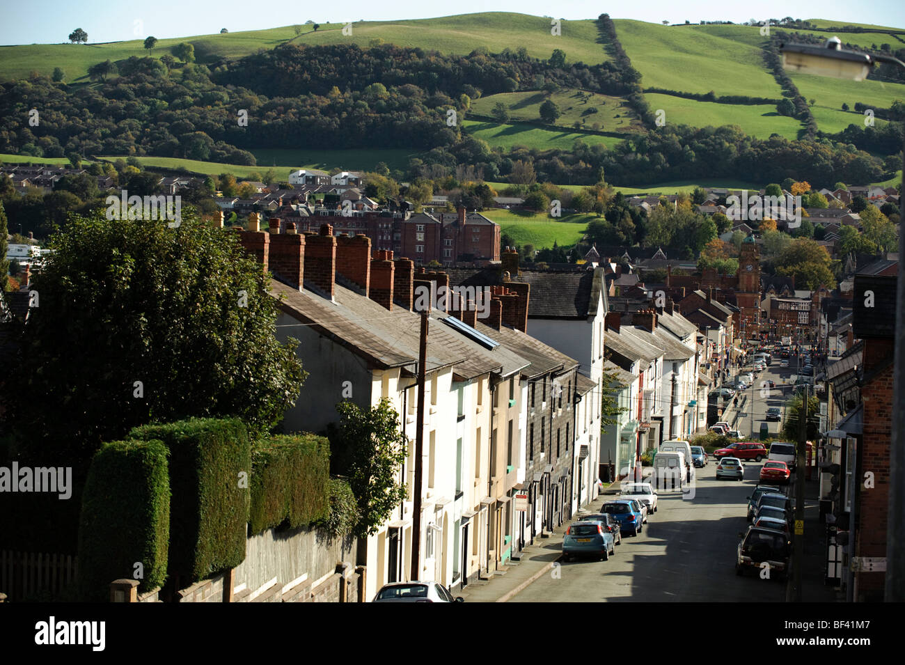 September Afternon, blickte Bryn Street in Newtown, Powys, Mid Wales UK Stockfoto