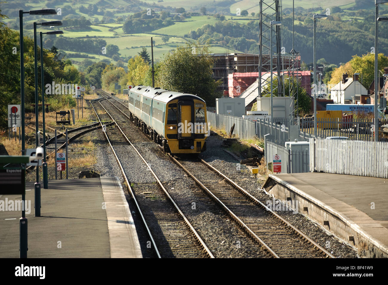 Arriva Züge Wales Diesel Triebzug trainieren sich nähernden Newtown Bahnhof, Powys, Mid Wales UK Stockfoto