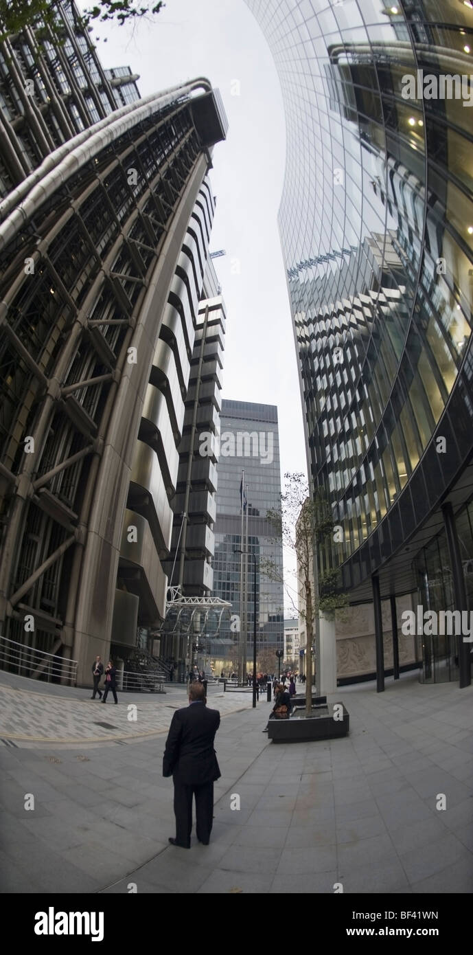 Büroangestellter außerhalb Lloyds Versicherung Gebäude, City of London Stockfoto