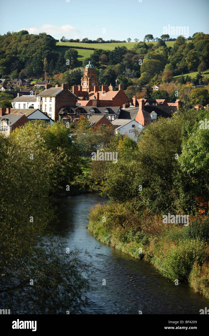 Herbstnachmittag - Flusses Severn durchfließt Newtown, Powys, Mid Wales UK Stockfoto