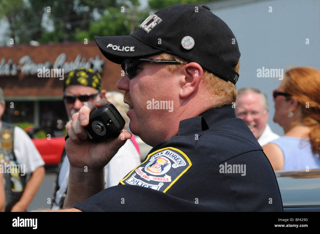 Polizisten sprechen im Radio in Belleville, Michigan, USA Stockfoto