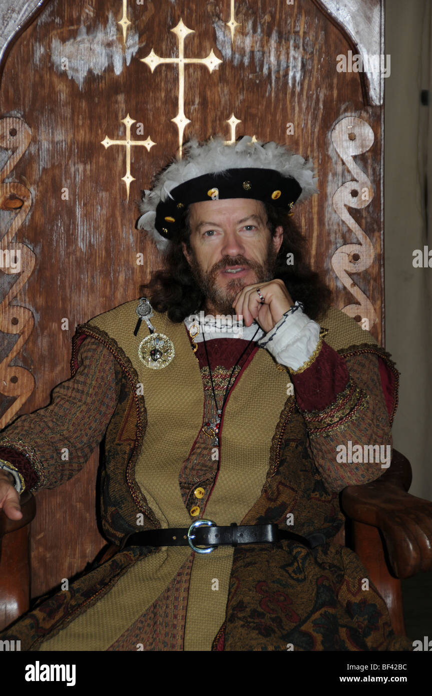 Ein Schauspieler verkleidet als König im Mittelalter schildert nacheinander das Renaissance-Festival in Crownsville, Maryland Stockfoto